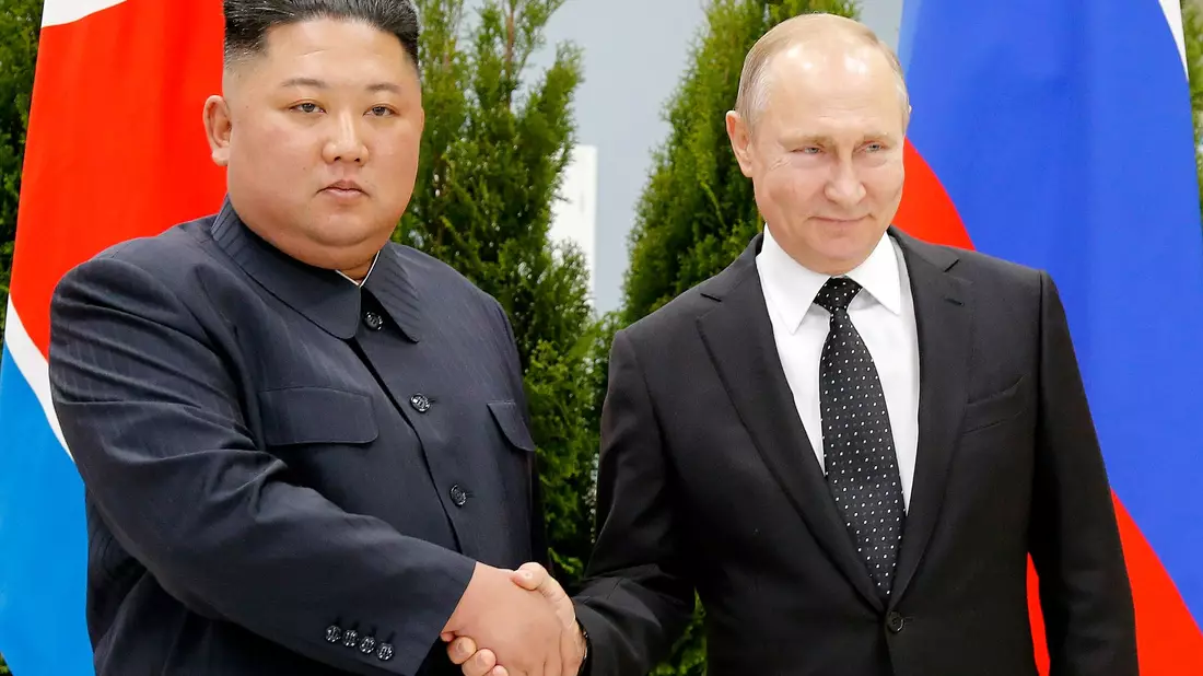 Nordkorea um Machthaber Kim Jong Un (l) lieferte Waffen an Russland, die einem Bericht zufolge etliche Bauteile aus westlichen Ländern enthalten. - Bild: Alexander Zemlianichenko/AP/dpa