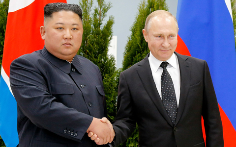 Nordkorea um Machthaber Kim Jong Un (l) lieferte Waffen an Russland, die einem Bericht zufolge etliche Bauteile aus westlichen Ländern enthalten. - Foto: Alexander Zemlianichenko/AP/dpa