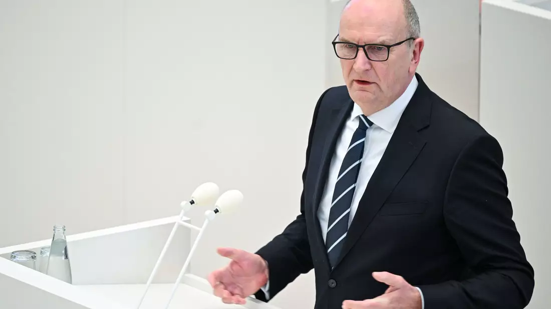 Brandenburgs Ministerpräsident Dietmar Woidke zeigt sich bislang unbeeindruckt von Umfragen. - Bild: Jens Kalaene/dpa