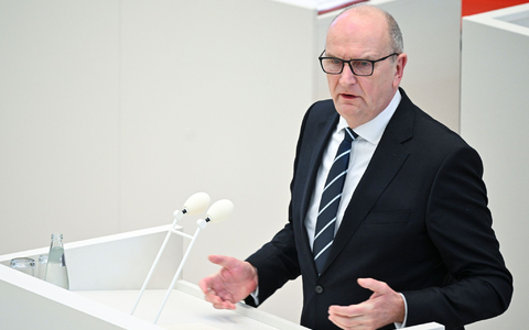 Brandenburgs Ministerpräsident Dietmar Woidke zeigt sich bislang unbeeindruckt von Umfragen. - Foto: Jens Kalaene/dpa