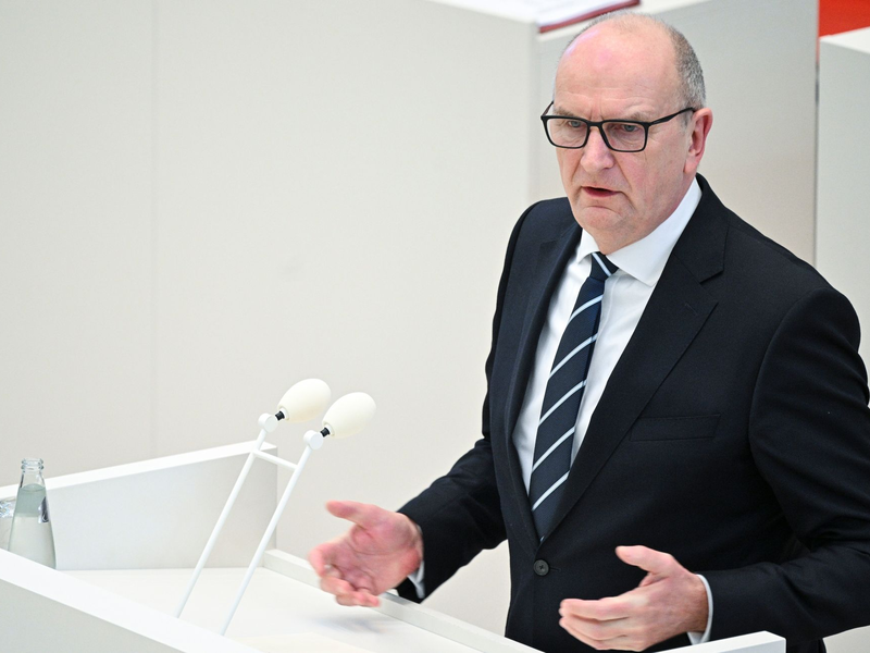 Brandenburgs Ministerpräsident Dietmar Woidke zeigt sich bislang unbeeindruckt von Umfragen. - Foto: Jens Kalaene/dpa