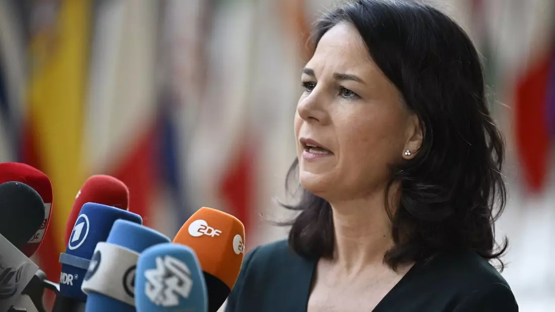 Kurz vor dem zweiten Jahrestag des russischen Einmarschs in die Ukraine findet Außenministerin Annalena Baerbock deutliche Worte für Russlands Präsident Wladimir Putin (Archivbild). - Bild: Dirk Waem/Belga/dpa