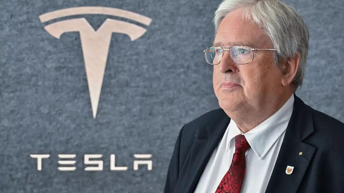 Jörg Steinbach, Wirtschaftsminister von Brandenburg, nimmt am Start des Ausbildungsjahres in der Tesla Gigafactory Berlin-Brandenburg teil. - Bild: Patrick Pleul/dpa