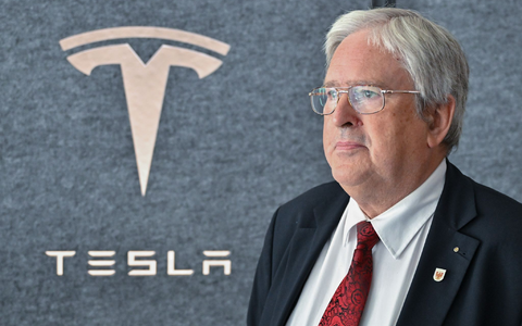 Jörg Steinbach, Wirtschaftsminister von Brandenburg, nimmt am Start des Ausbildungsjahres in der Tesla Gigafactory Berlin-Brandenburg teil. - Foto: Patrick Pleul/dpa