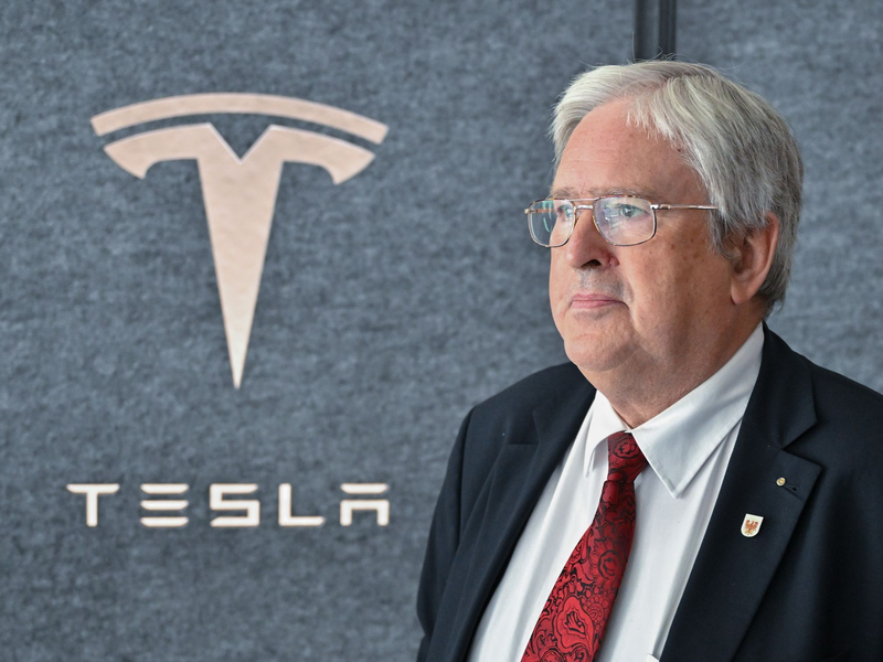 Jörg Steinbach, Wirtschaftsminister von Brandenburg, nimmt am Start des Ausbildungsjahres in der Tesla Gigafactory Berlin-Brandenburg teil. - Foto: Patrick Pleul/dpa