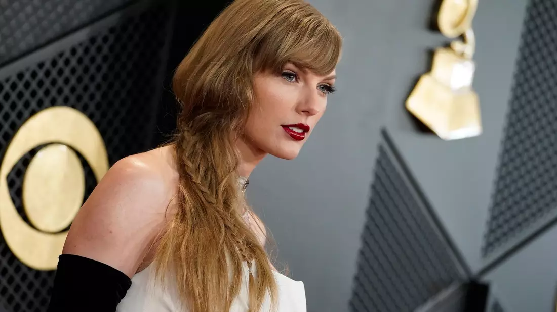 Taylor Swift kommt zur Verleihung der 66. jährlichen Grammy Awards. - Bild: Jordan Strauss/AP/dpa