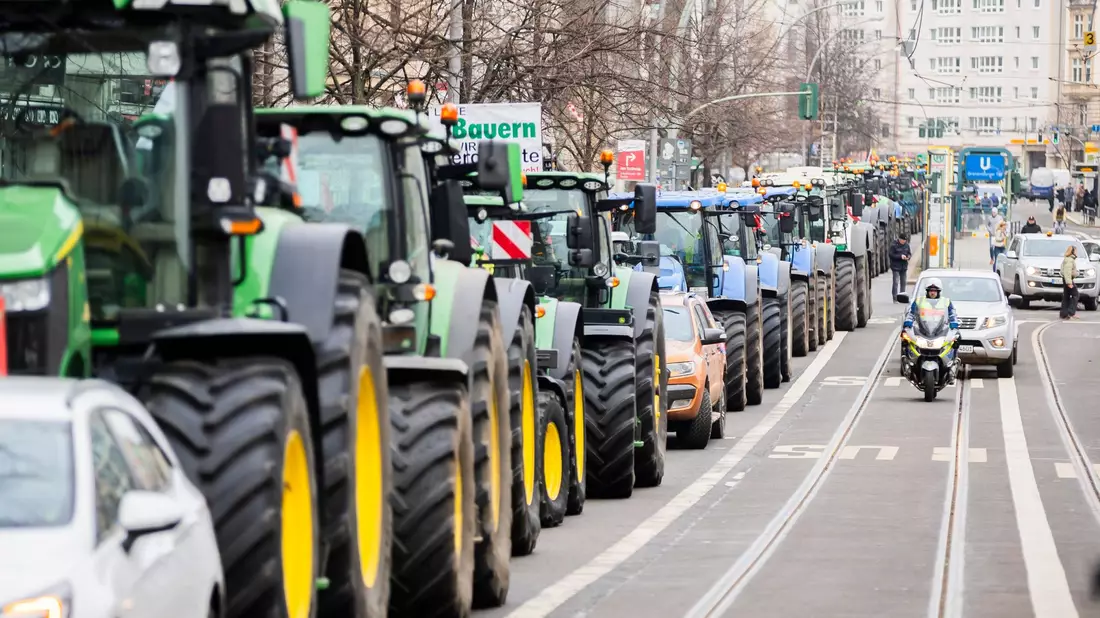 Die Union will dem Gesetz nur zustimmen, wenn SPD, Grüne und FDP auf die geplante Streichung der Steuervergünstigung beim Agrardiesel verzichten. - Bild: Christoph Soeder/dpa