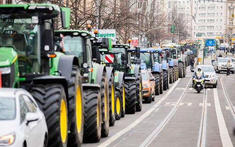 Die Union will dem Gesetz nur zustimmen, wenn SPD, Grüne und FDP auf die geplante Streichung der Steuervergünstigung beim Agrardiesel verzichten. - Foto: Christoph Soeder/dpa