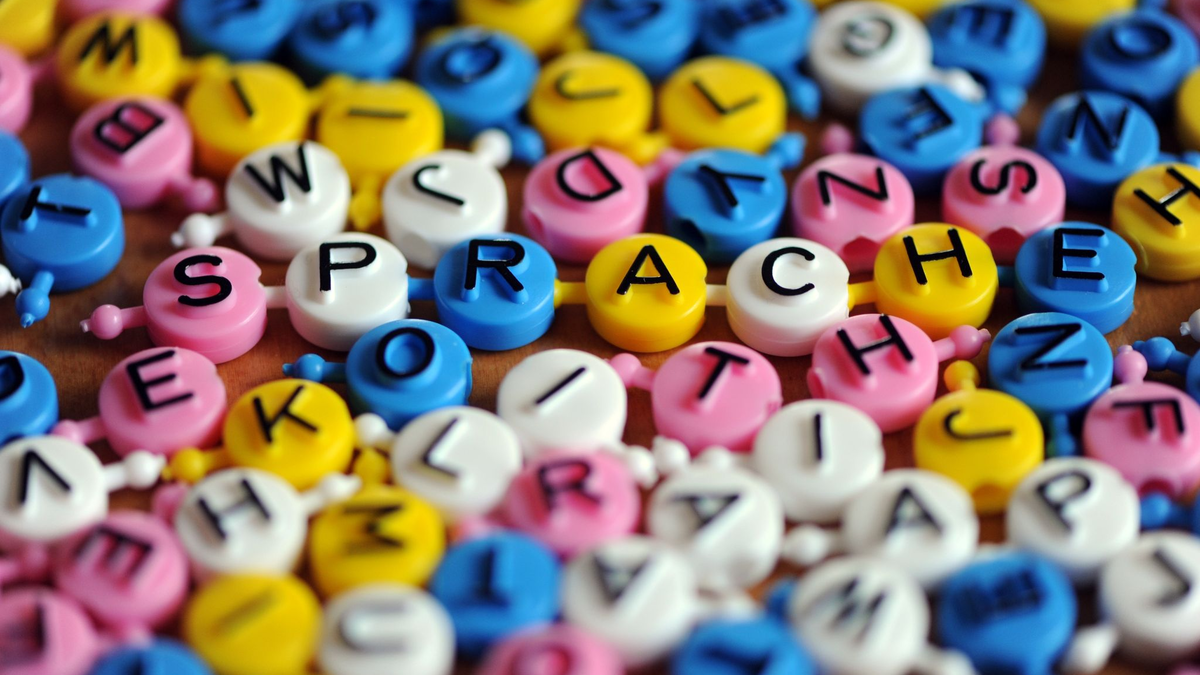 Inzwischen kann Software auf Telefonen auch in Echtzeit als Dolmetscher in einer Unterhaltung helfen - Foto: Jens Kalaene/dpa