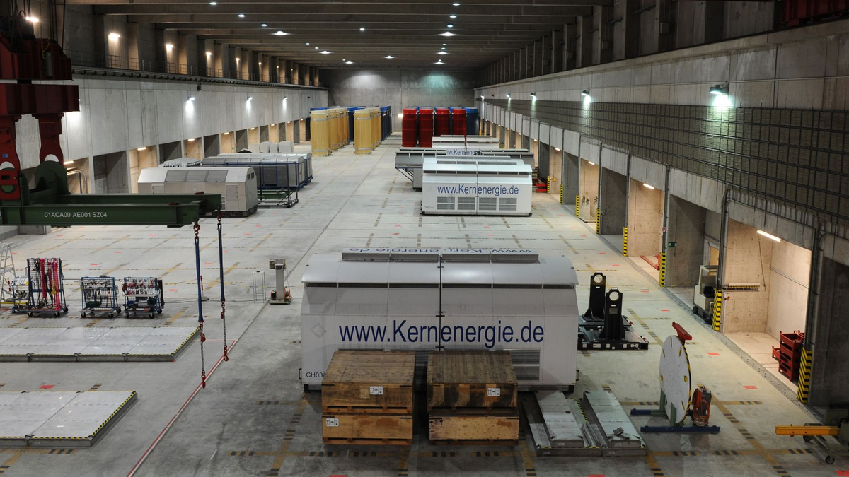 Nach jahrelangem Streit um den Standort Gorleben war der Salzstock im Landkreis Lüchow-Dannenberg im Jahr 2020 aus der Endlagersuche für Atommüll herausgefallen - er bleibt aber noch lange Atommüllstandort. - Foto: Julian Stratenschulte/dpa