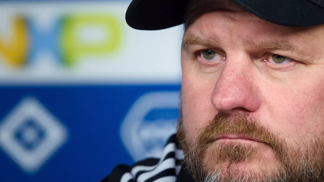 Steffen Baumgart nimmt an einer Pressekonferenz zu seiner Vorstellung als Cheftrainer des Hamburger SV teil. - Bild: Gregor Fischer/dpa