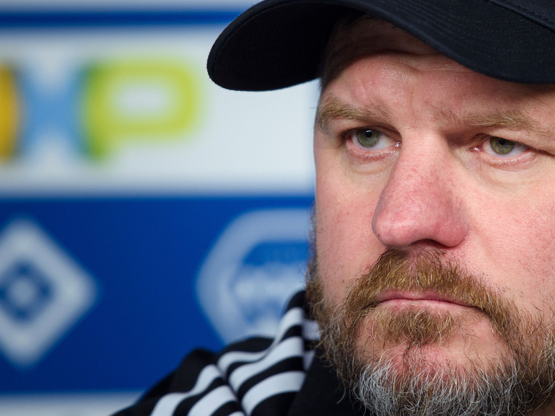 Steffen Baumgart nimmt an einer Pressekonferenz zu seiner Vorstellung als Cheftrainer des Hamburger SV teil. - Foto: Gregor Fischer/dpa