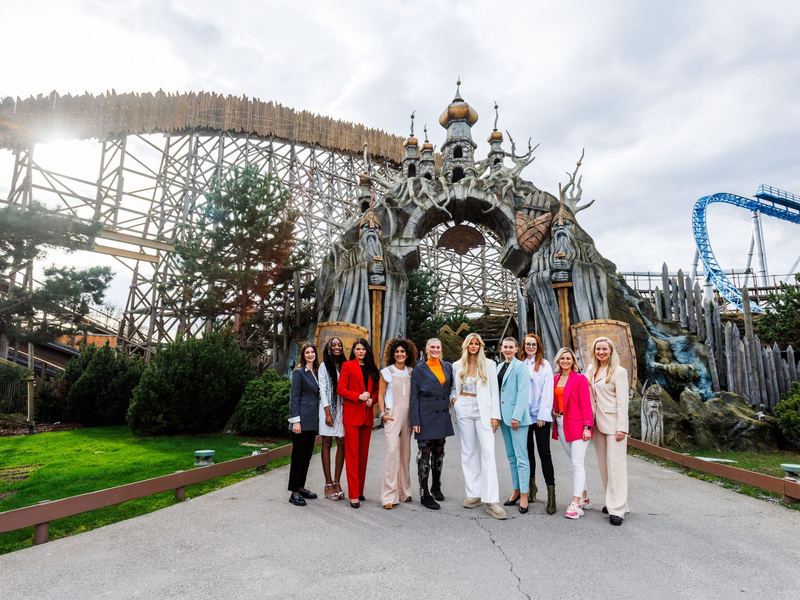 Mignon Kowollik (dritte von rechts) kann nun auch an der Wahl zur Miss Germany teilnehmen. Die Altersgrenze wurde in diesem Jahr aufgehoben. - Foto: Philipp von Ditfurth/dpa