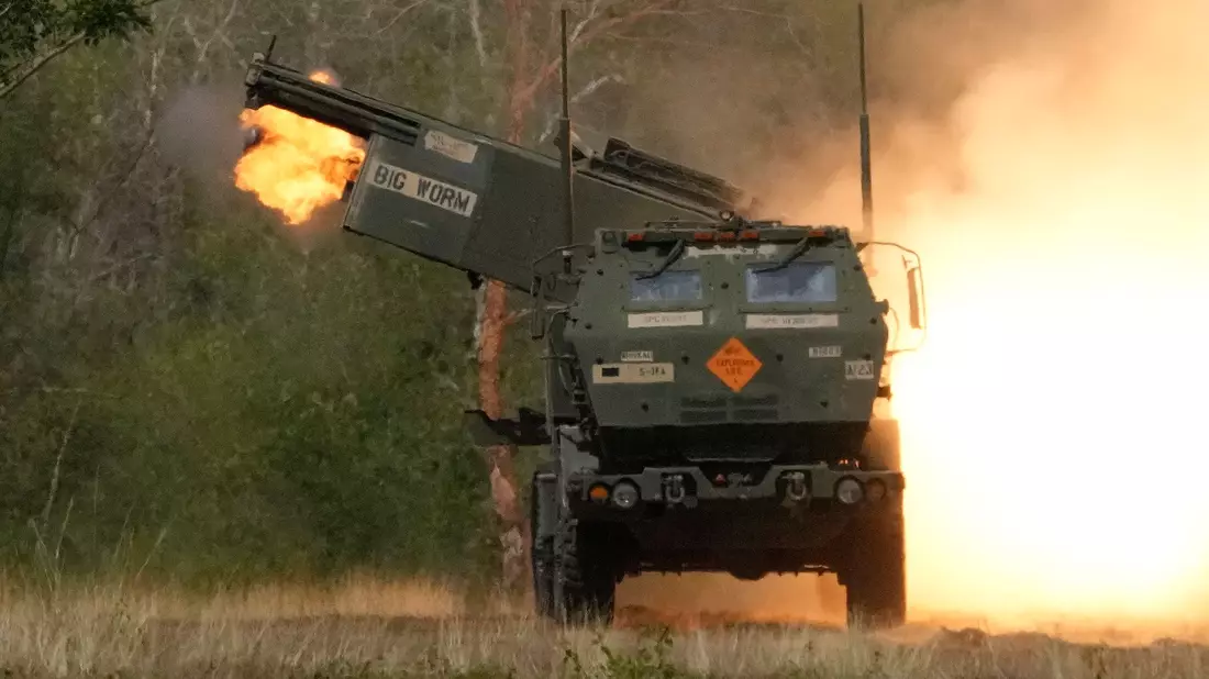 Ein us-amerikanisches Mehrfachraketenwerfer-Artilleriesystem vom Typ Himars (Archivbild). - Bild: Aaron Favila/AP/dpa