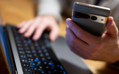 Neun von zehn Menschen in Deutschland ab 16 Jahren nutzen Online-Banking (Symbolbild).  - Foto: Monika Skolimowska/dpa