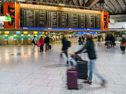 Reisende gehen durch die Abflughalle des Flughafens Rhein-Main. Der Warnstreik des Bodenpersonals der Lufthansa ist beendet. - Foto: Andreas Arnold/dpa