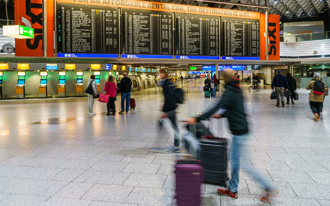 Reisende gehen durch die Abflughalle des Flughafens Rhein-Main. Der Warnstreik des Bodenpersonals der Lufthansa ist beendet. - Foto: Andreas Arnold/dpa