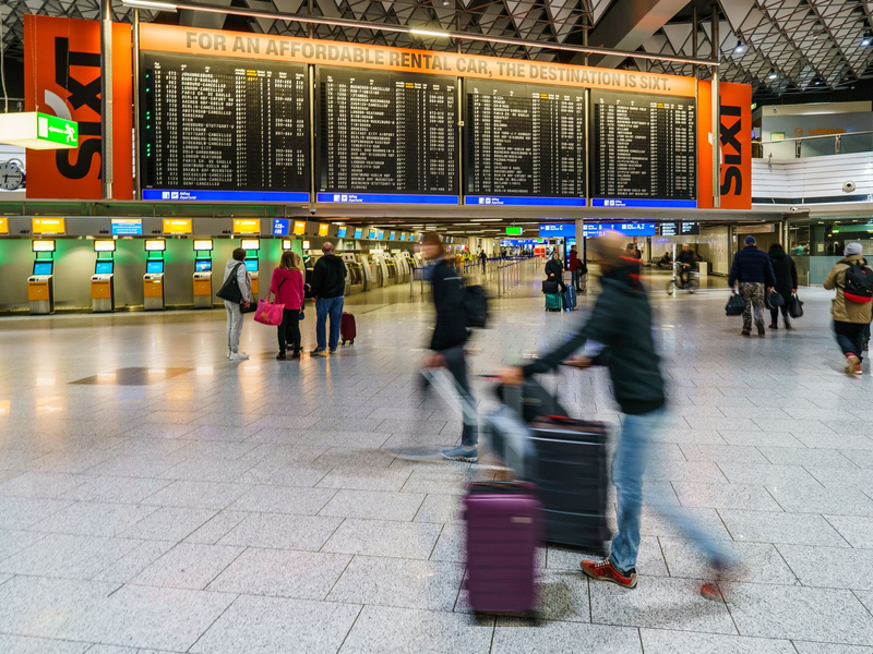 Reisende gehen durch die Abflughalle des Flughafens Rhein-Main. Der Warnstreik des Bodenpersonals der Lufthansa ist beendet. - Foto: Andreas Arnold/dpa