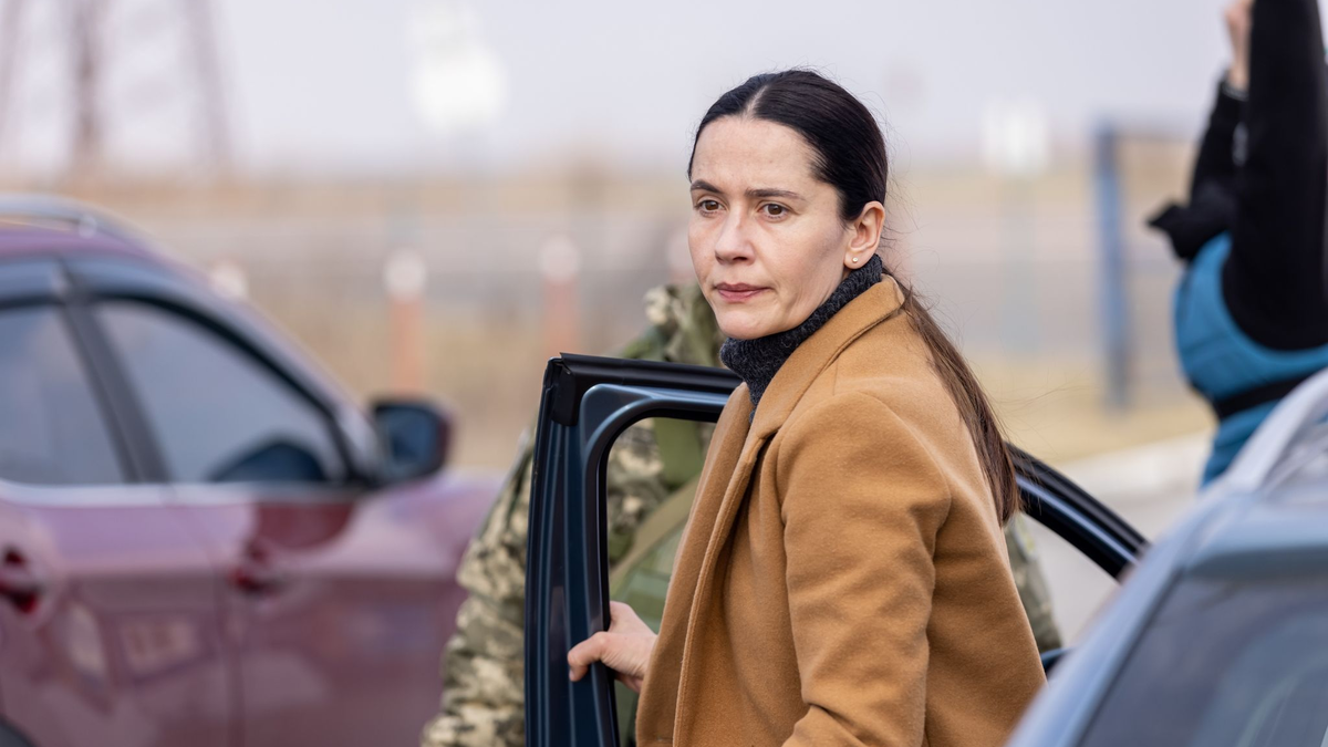 Die ukrainische Therapeutin Lydia (Anastasia Karpenko) bietet Mitfahrmöglichkeiten in ihrem Auto an. - Foto: Roman Lisovsky/ZDF/dpa