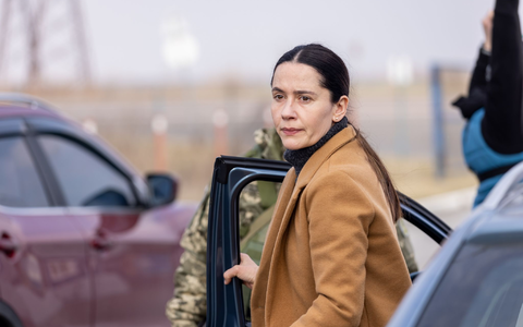 Die ukrainische Therapeutin Lydia (Anastasia Karpenko) bietet Mitfahrmöglichkeiten in ihrem Auto an. - Foto: Roman Lisovsky/ZDF/dpa Die ukrainische Therapeutin Lydia (Anastasia Karpenko) bietet Mitfahrmöglichkeiten in ihrem Auto an. - Foto: Roman Lisovsky/ZDF/dpa