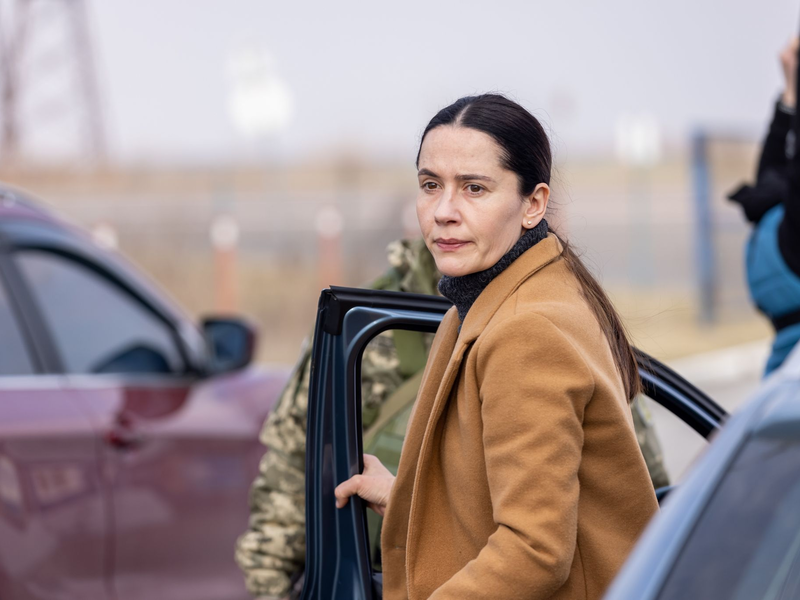 Die ukrainische Therapeutin Lydia (Anastasia Karpenko) bietet Mitfahrmöglichkeiten in ihrem Auto an. - Foto: Roman Lisovsky/ZDF/dpa