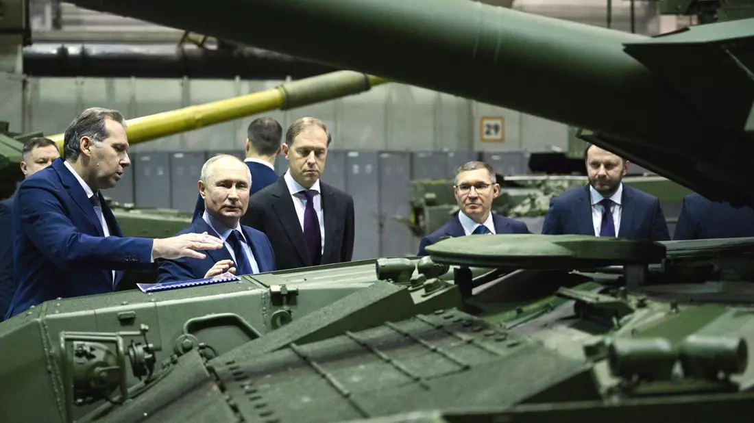 Kremlchef Wladimir Putin (3.v.l) besucht die Forschungs- und Produktionsgesellschaft Uralwagonsawod (Uralwaggonwerk) in Nischni Tagil. - Bild: Büro des russischen Präsidenten/APA Images via ZUMA Press Wire/dpa