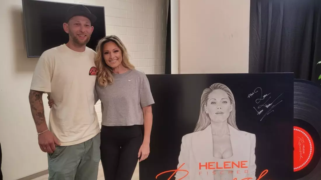 Helene Fischer versteigert riesiges Kunstwerk und macht damit Kinderträume wahr / Bei United Charity können Fans für den guten Zweck auf das signierte Kunstwerk bieten - Bild: presseportal.de