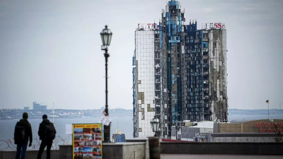 Das zerstörte Hotel Odessa in der gleichnamigen Hafenstadt. Das Hotel wurde am 25. September 2023 von russischen Marschflugkörpern getroffen. - Bild: Kay Nietfeld/dpa