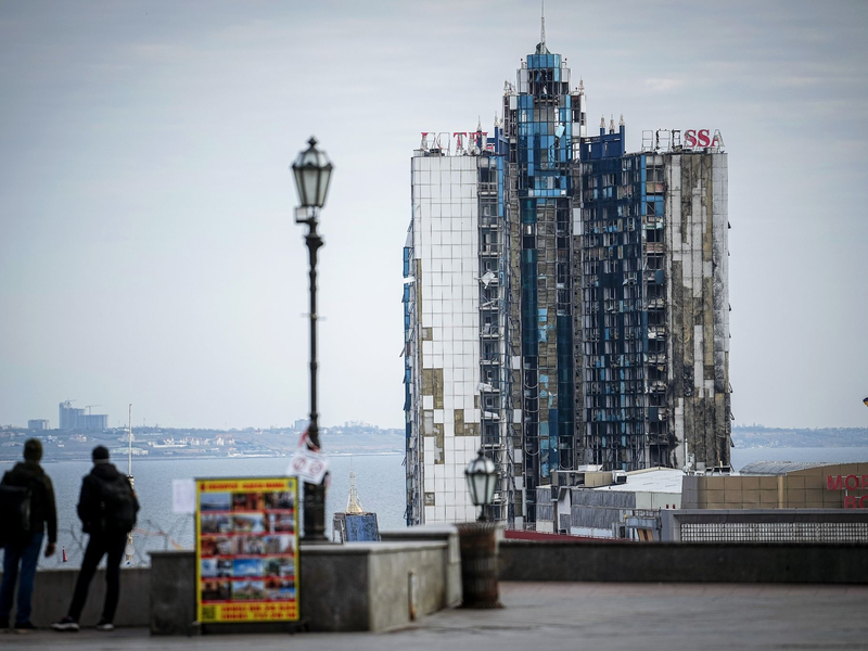 Das zerstörte Hotel Odessa in der gleichnamigen Hafenstadt. Das Hotel wurde am 25. September 2023 von russischen Marschflugkörpern getroffen. - Foto: Kay Nietfeld/dpa