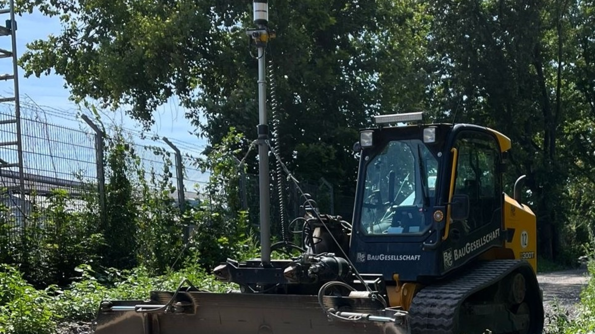 POL-KLE: Rees - Baufahrzeug und Planierschild entwendet / Polizei sucht Zeugen - Foto: presseportal.de