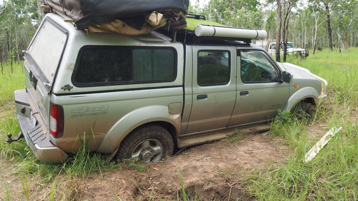 Mit ihrem Allradfahrzeug haben sich zwei junge Deutsche hoffnungslos festgefahren. - Foto: Umweltbehörde DES/dpa