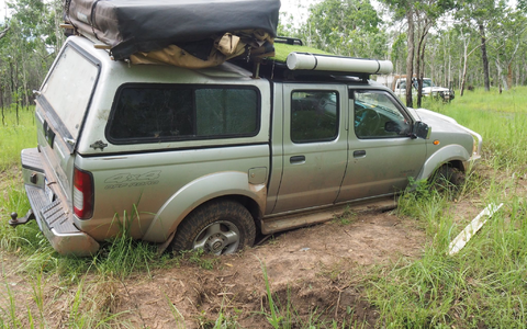 Mit ihrem Allradfahrzeug haben sich zwei junge Deutsche hoffnungslos festgefahren. - Foto: Umweltbehörde DES/dpa