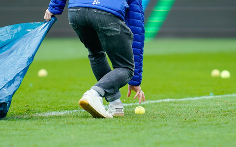 Bei der Höhe künftiger Strafen geht es nicht um die Anzahl der geworfenen Tennisbälle. - Foto: Uwe Anspach/dpa