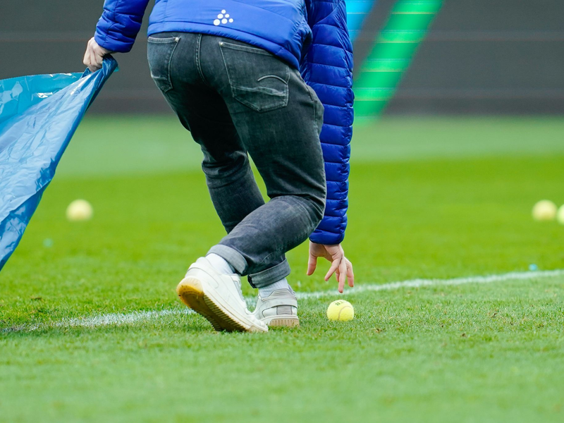 Bei der Höhe künftiger Strafen geht es nicht um die Anzahl der geworfenen Tennisbälle. - Foto: Uwe Anspach/dpa