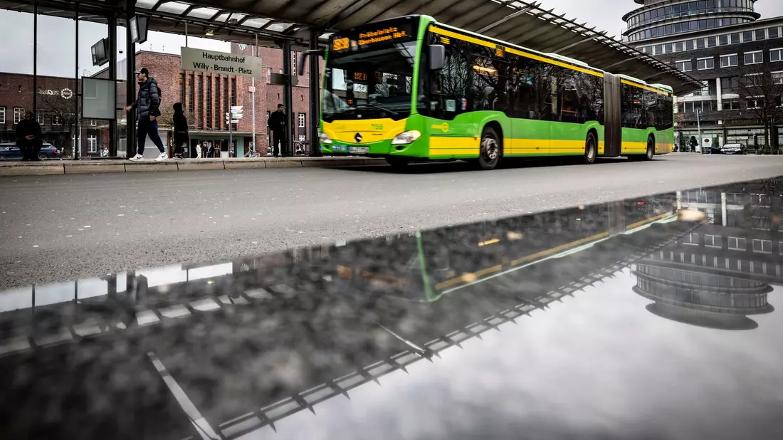 Der Busbahnhof in Oberhausen. Im Hintergrund der Hauptbahnhof. - Bild: Christoph Reichwein/dpa
