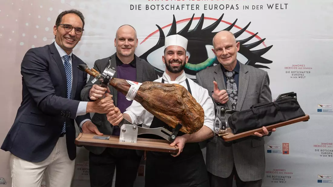 Mert Arman aus Berlin gewinnt 3. Ausgabe des internationalen Wettbewerbs im Schneiden von Jamón Ibérico - Bild: presseportal.de