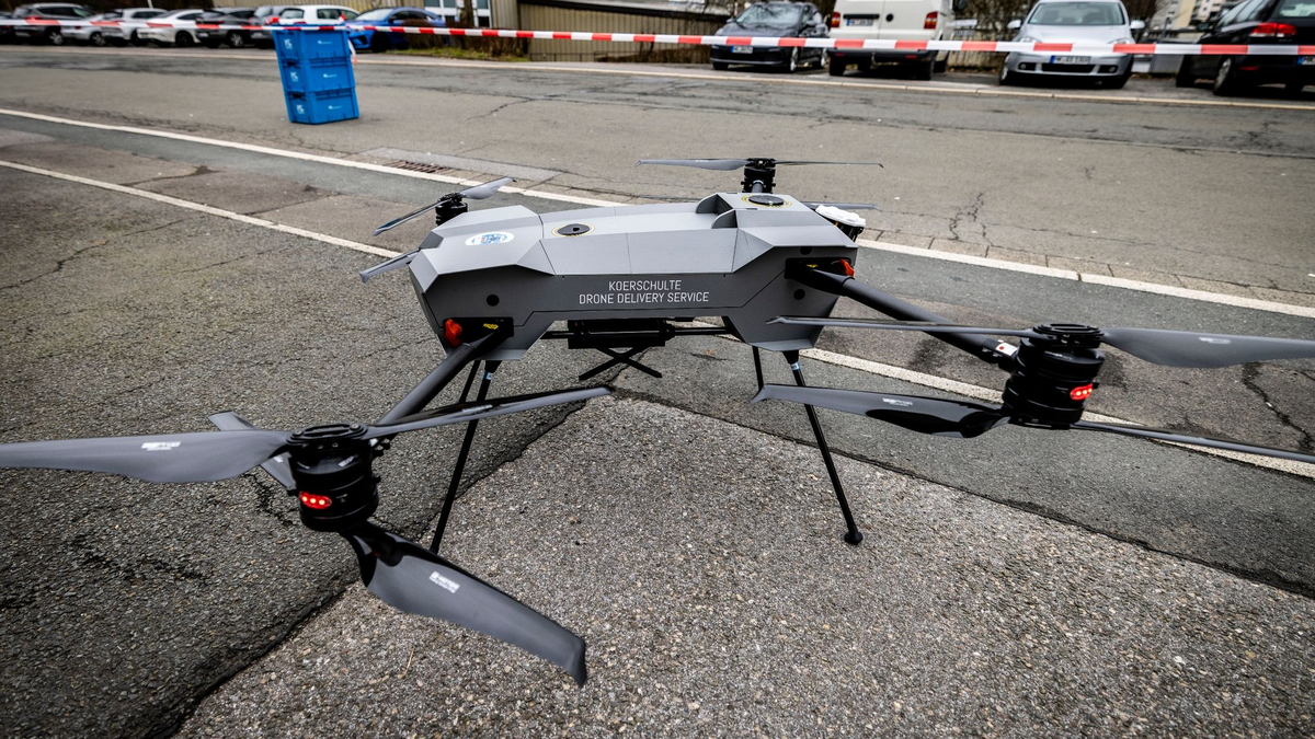 Eine voll automatisierte Drohnen-Flotte soll Unternehmen in Lüdenscheid, das vom A45-Rahmede-Brückendesaster stark belastet ist, dringend benötigte Teile über die Staus hinweg aus der Luft anliefern. - Foto: Christoph Reichwein/dpa