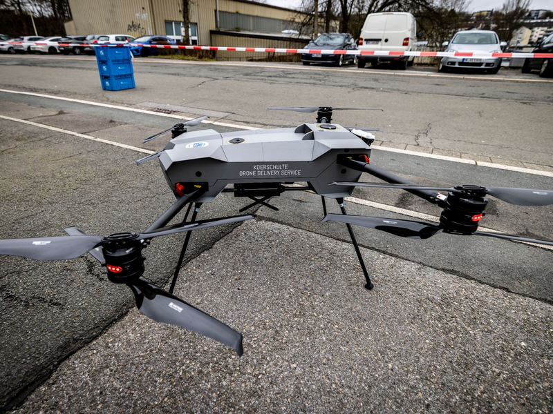 Eine voll automatisierte Drohnen-Flotte soll Unternehmen in Lüdenscheid, das vom A45-Rahmede-Brückendesaster stark belastet ist, dringend benötigte Teile über die Staus hinweg aus der Luft anliefern. - Foto: Christoph Reichwein/dpa