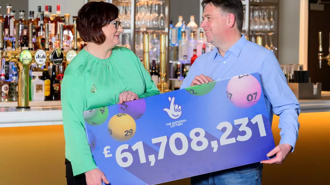 Debbie und Richard Nuttall nehmen 61.708.231 Pfund (etwa 71 Millionen Euro) mit nach Hause. - Bild: Anthony Devlin/Allwyn/PA Media/dpa