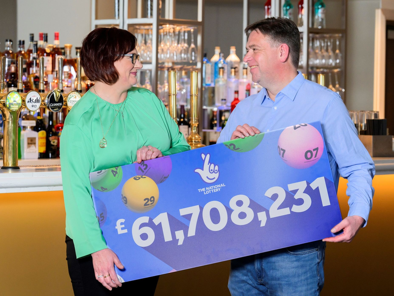 Debbie und Richard Nuttall nehmen 61.708.231 Pfund (etwa 71 Millionen Euro) mit nach Hause. - Foto: Anthony Devlin/Allwyn/PA Media/dpa
