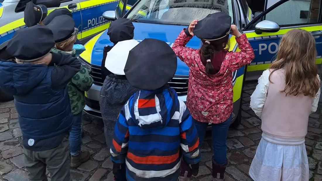 POL-HL: Lübeck - 2. Polizeirevier / Vorschulkinder zu Besuch bei der Polizei - Bild: presseportal.de
