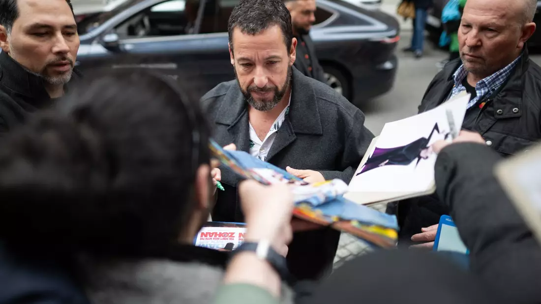 Hollywood in Berlin: Adam Sandler stellt seinen Film «Spaceman» auf der Berlinale vor. - Bild: Hannes Albert/dpa