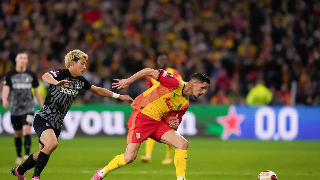 Ritsu Doan (l) und der SC Freiburg wollen gegen Lens bestehen. - Bild: Thibault Camus/AP/dpa