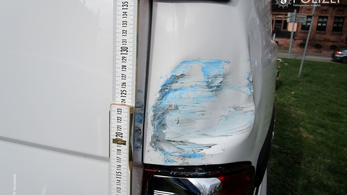 POL-PPWP: Blaues Fahrzeug mit Unfallschäden gesucht! - Foto: presseportal.de