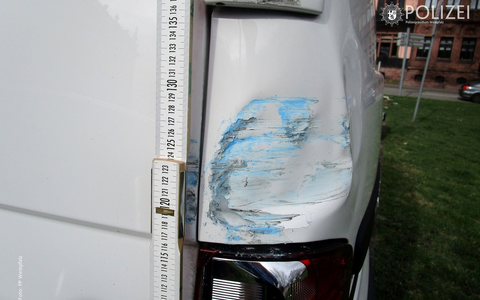 POL-PPWP: Blaues Fahrzeug mit Unfallschäden gesucht! - Foto: presseportal.de