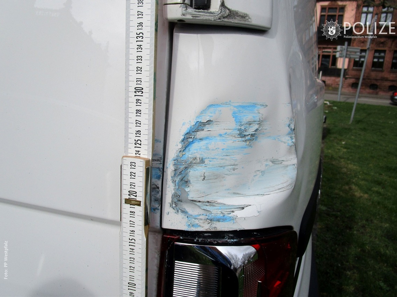 POL-PPWP: Blaues Fahrzeug mit Unfallschäden gesucht! - Foto: presseportal.de