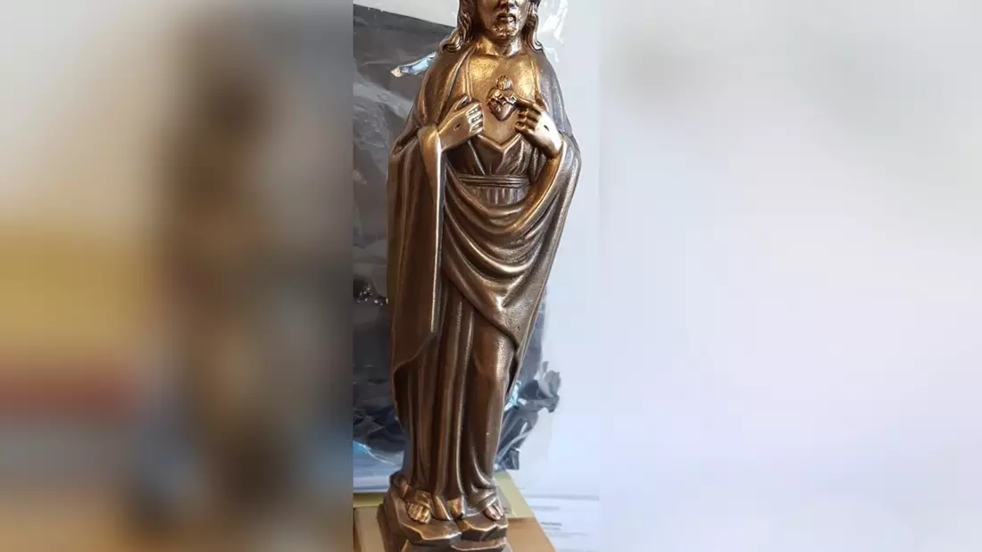 POL-WE: + Wo ist die Jesus-Statue? + Hakenkreuze und Parolen hinterlassen + Einbrüche in Ilbenstadt, Butzbach und Vilbel + Taschendieb schlägt zu + Aus Autos bedient + Sprayer an Schule + Autodieb scheitert + - Bild: presseportal.de