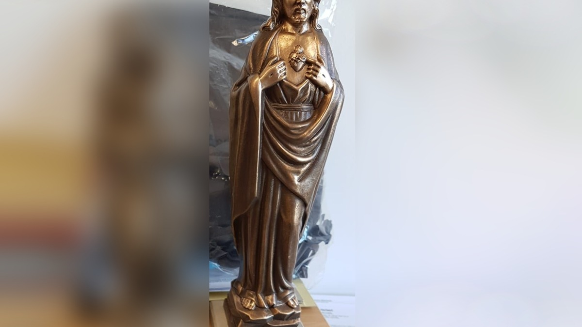 POL-WE: + Wo ist die Jesus-Statue? + Hakenkreuze und Parolen hinterlassen + Einbrüche in Ilbenstadt, Butzbach und Vilbel + Taschendieb schlägt zu + Aus Autos bedient + Sprayer an Schule + Autodieb scheitert + - Foto: presseportal.de