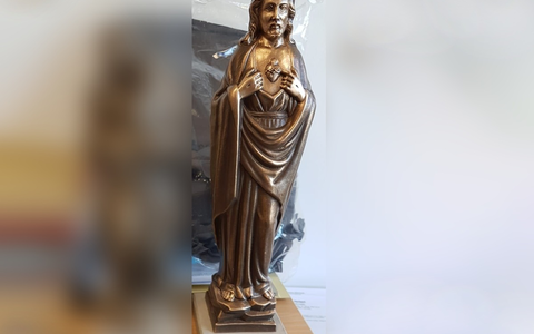 POL-WE: + Wo ist die Jesus-Statue? + Hakenkreuze und Parolen hinterlassen + Einbrüche in Ilbenstadt, Butzbach und Vilbel + Taschendieb schlägt zu + Aus Autos bedient + Sprayer an Schule + Autodieb scheitert + - Foto: presseportal.de