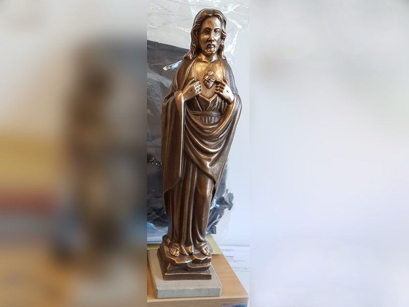 POL-WE: + Wo ist die Jesus-Statue? + Hakenkreuze und Parolen hinterlassen + Einbrüche in Ilbenstadt, Butzbach und Vilbel + Taschendieb schlägt zu + Aus Autos bedient + Sprayer an Schule + Autodieb scheitert + - Foto: presseportal.de